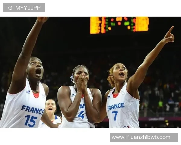 足球球星场边浪漫求婚 女友感动落泪场面温馨浪漫 足球球星场边浪漫求婚 女友感动落泪场面温馨浪漫